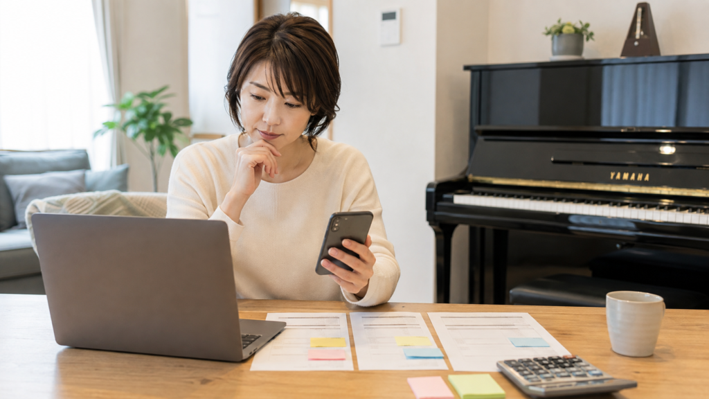 ピアノ引き取り業者の査定額や条件を比較する女性