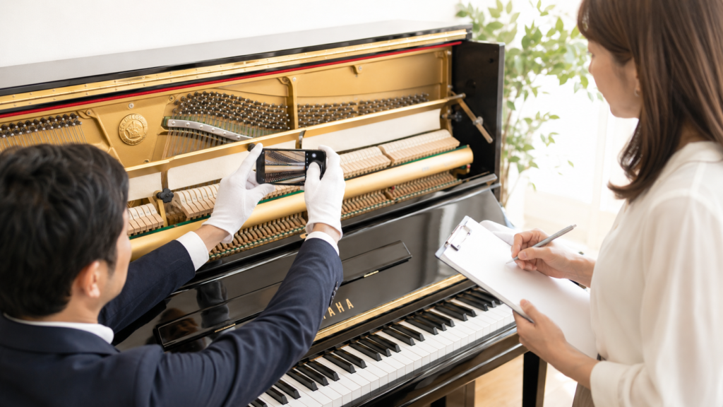 YAMAHAピアノの内部や型番を確認して査定準備をする様子