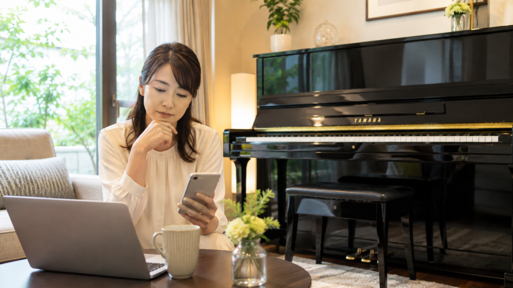 ピアノを運ぶか売却するか査定額と運搬費を比較する女性